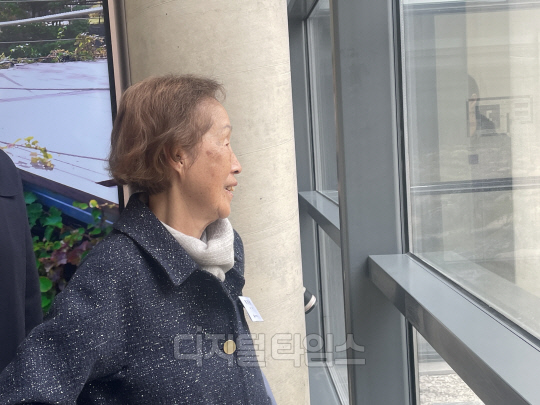 정영선 조경가가  국립현대미술관 야외에 조성된 '전시마당 정원'을 살펴보고 있다. 사진=박은희 기자